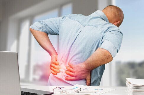 Остра болка в гърба поради пренапрежение или нараняване